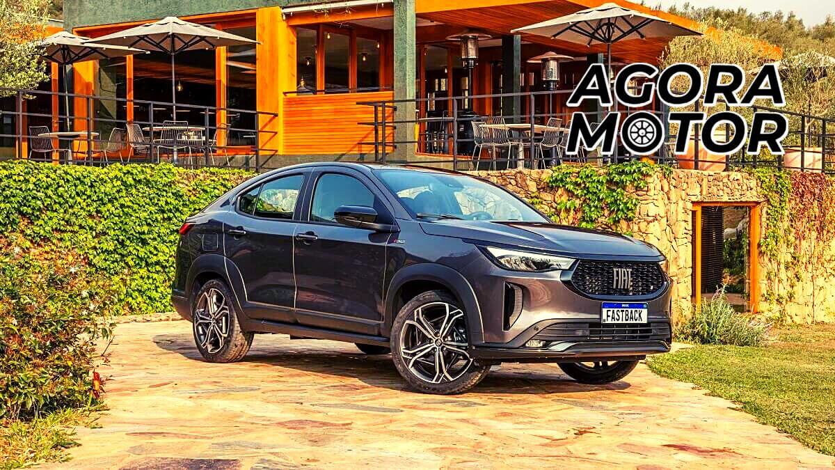 Fiat Fastback foto frontal do modelo em uma garagem ao ar livre