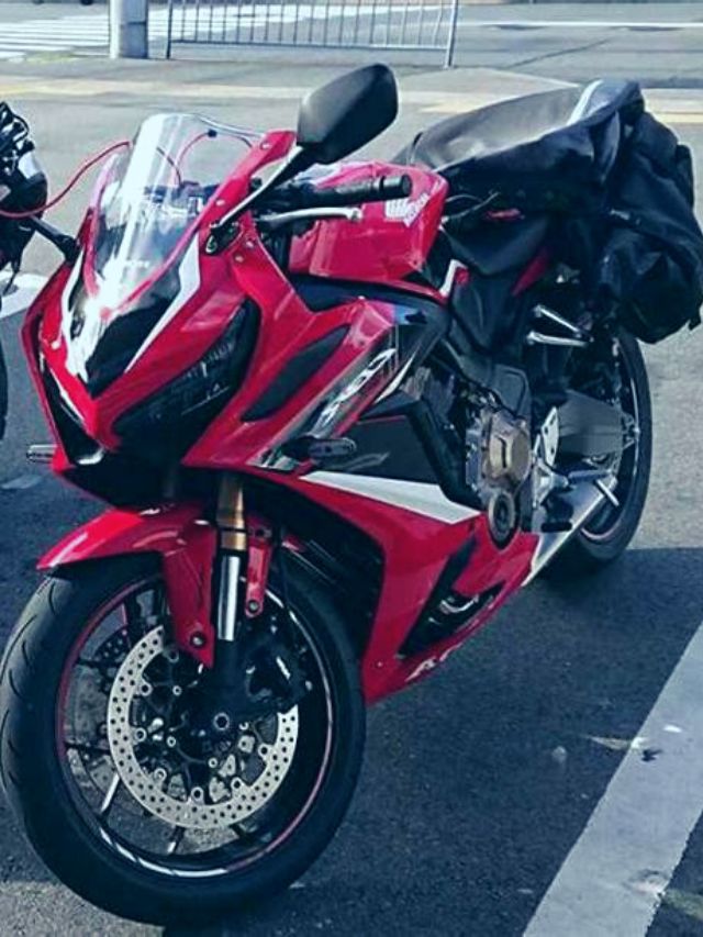 Foto de uma motocicleta vermelha