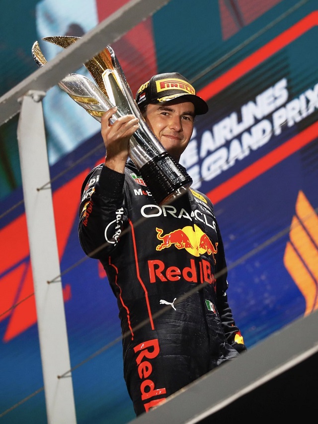 Foto do Checo Pérez com o troféu na mão
