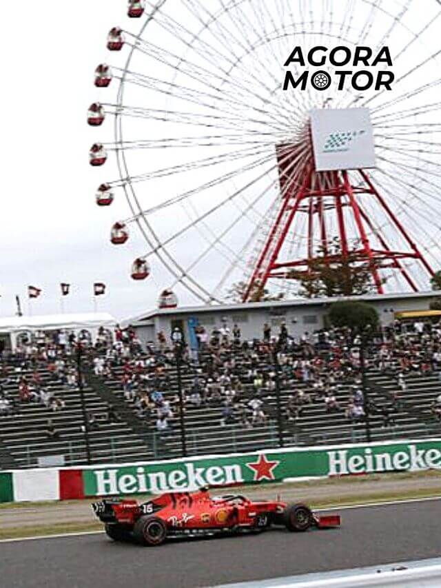 Foto de um carro da Ferrari e a roda gigante de Suzuka de fundo