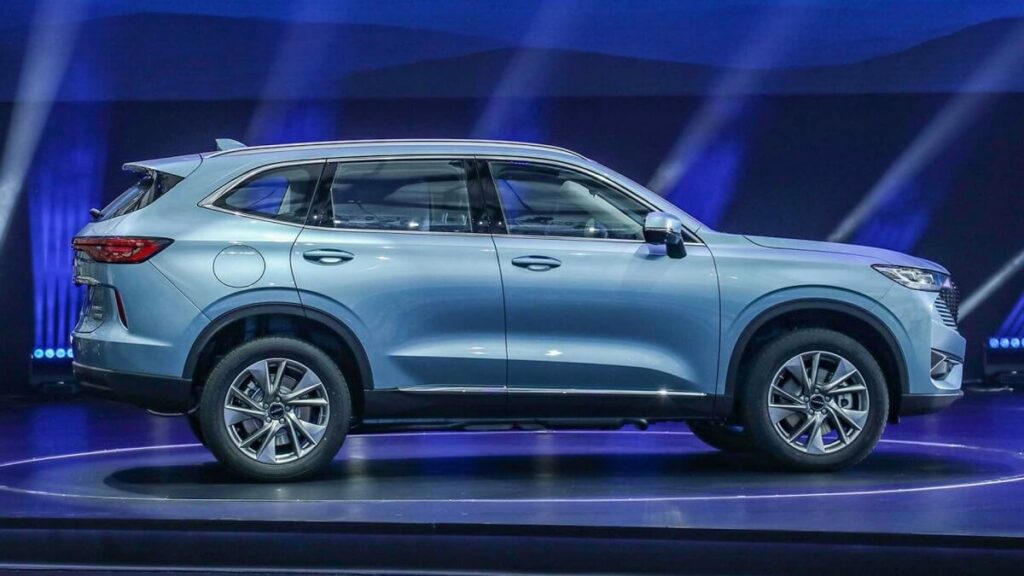 Foto lateral do Haval H6 2023 azul em um salão de automóveis