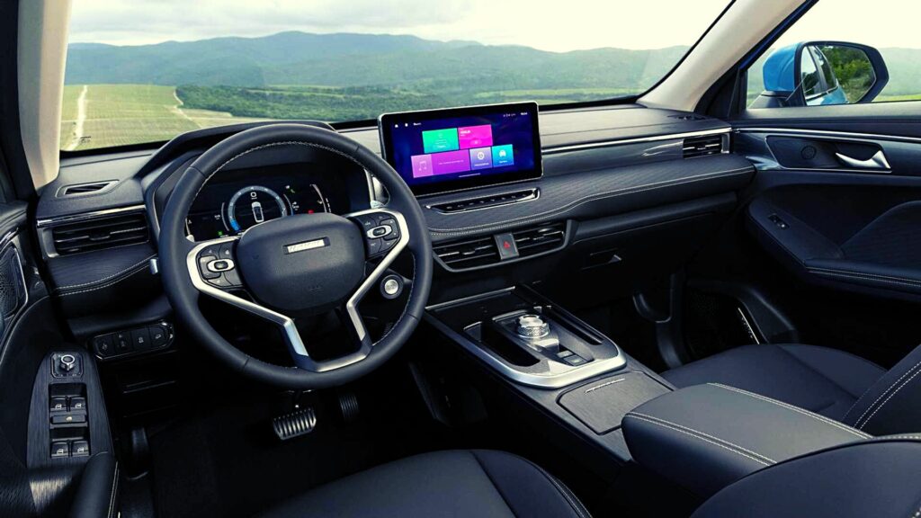 o interior do carro, a foto mostra todo o habitáculo dianteiro