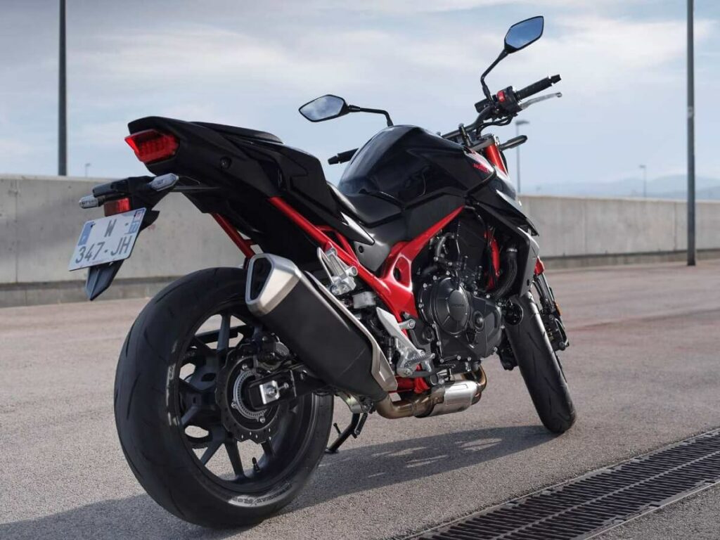 Foto de uma Honda Hornet 2023 vermelha com preto