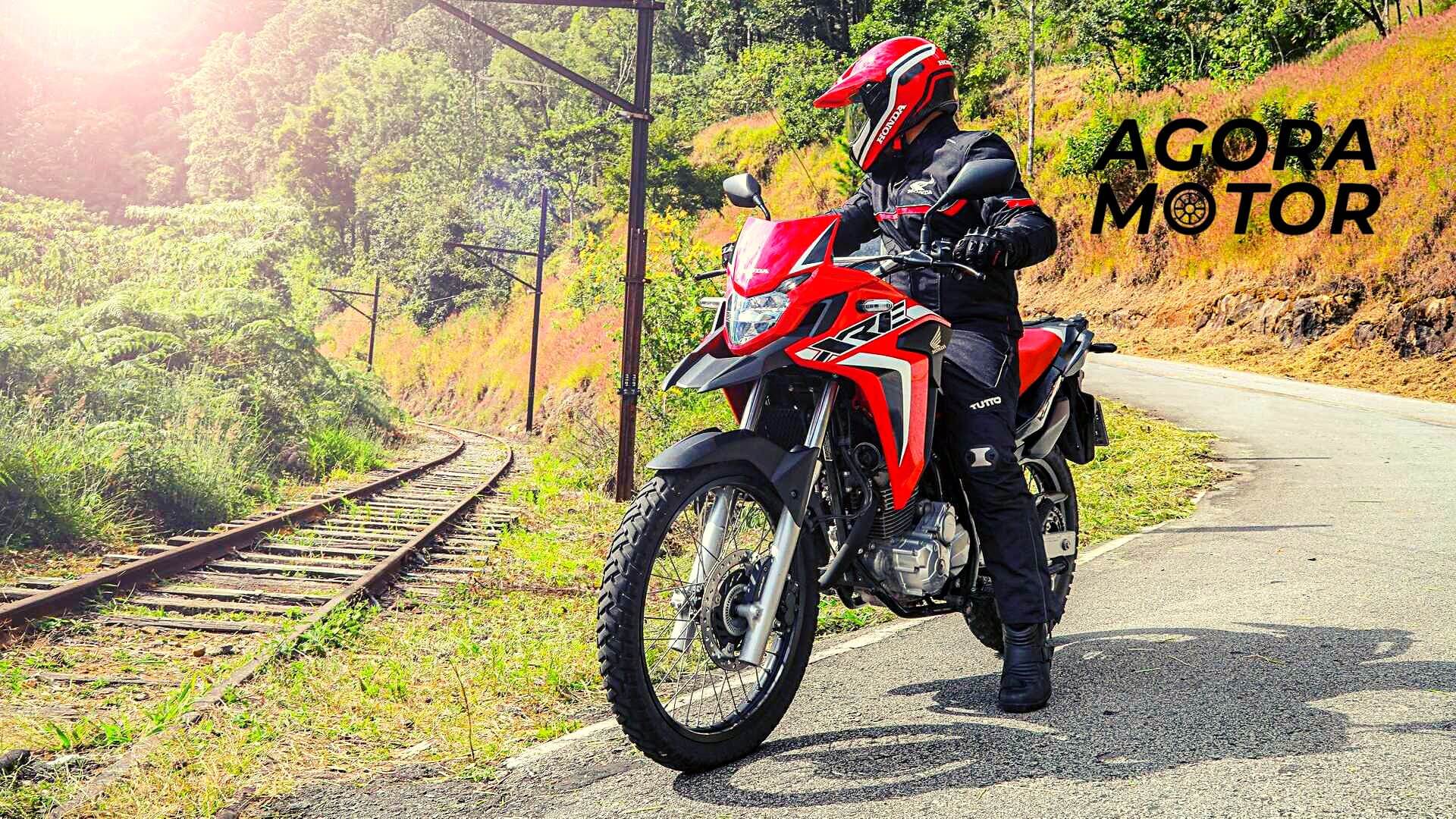 Foto de uma XRE 300 2023