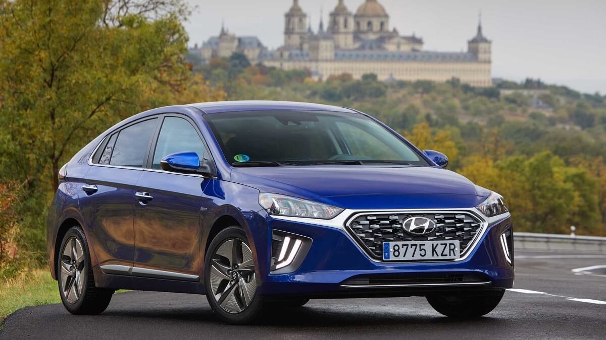 Foto de um Hyundai Ioniq 2023 azul