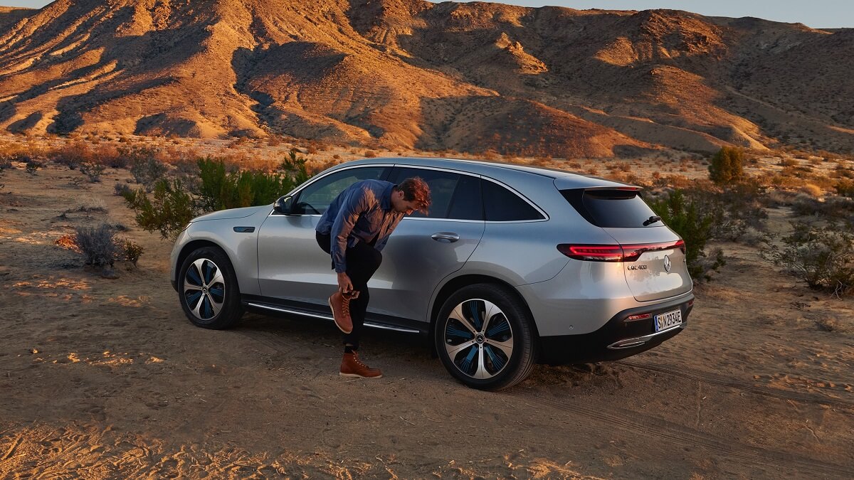 Mercedes EQC 2023, parado em uma parte mais desolada.