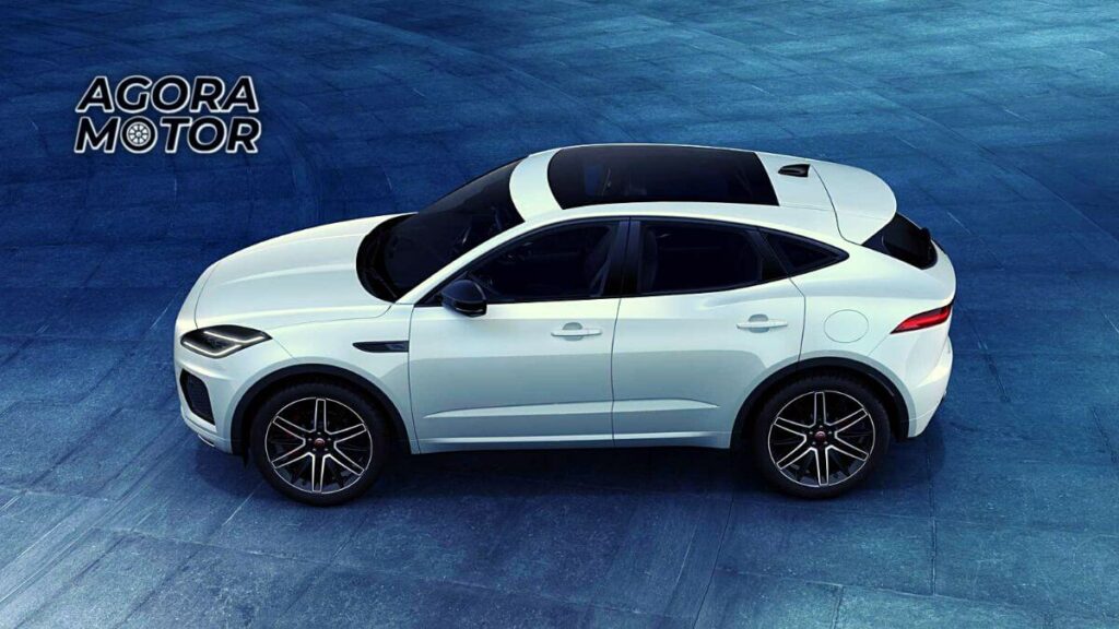 Foto com um ângulo aéreo do novo Jaguar E-Pace 2023 branco