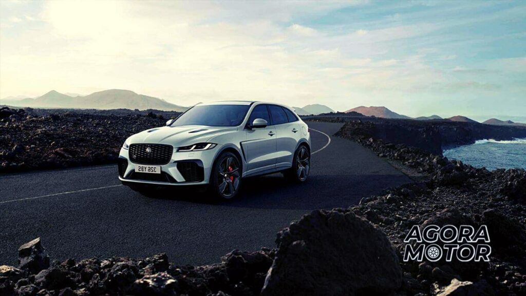 Foto de um Jaguar F-Pace 2023 branco em uma estrada