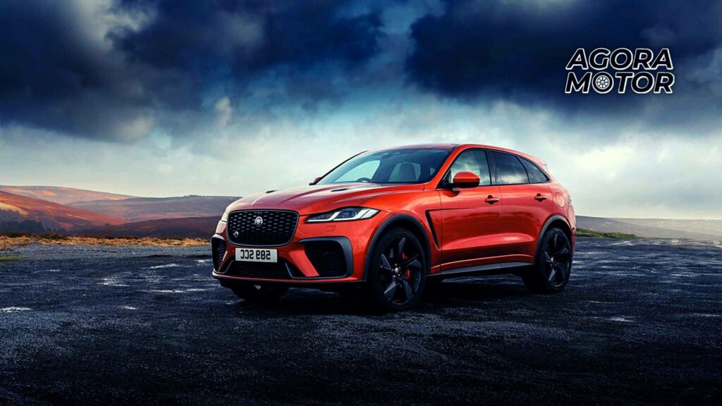 Foto frontal de um Jaguar F-Pace 2023 laranja