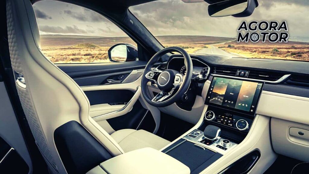 Foto do interior do Jaguar F-Pace 2023, tudo na cor branca