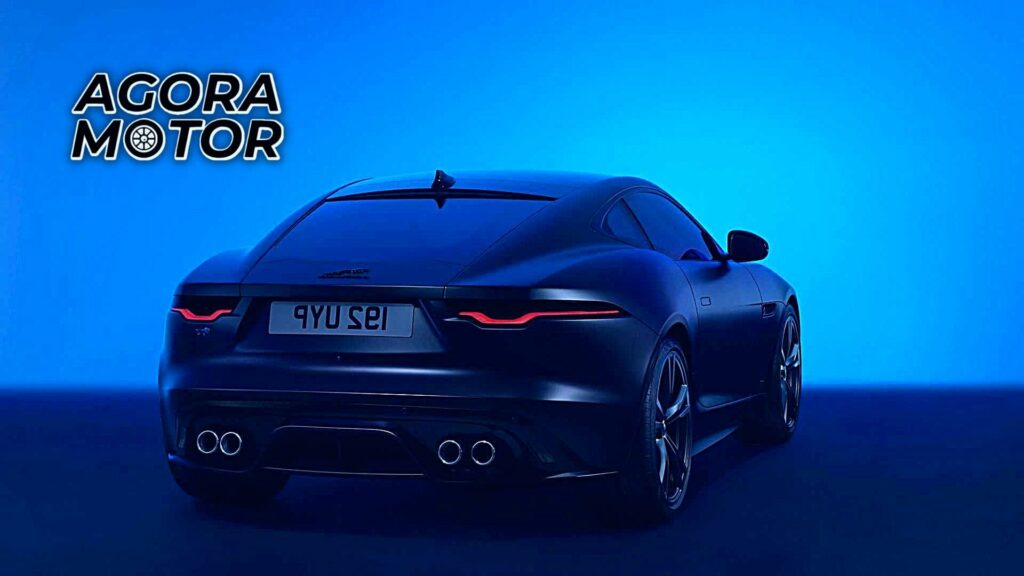 Foto de um Jaguar F-Type 2023 transferia em um estúdio de fotos