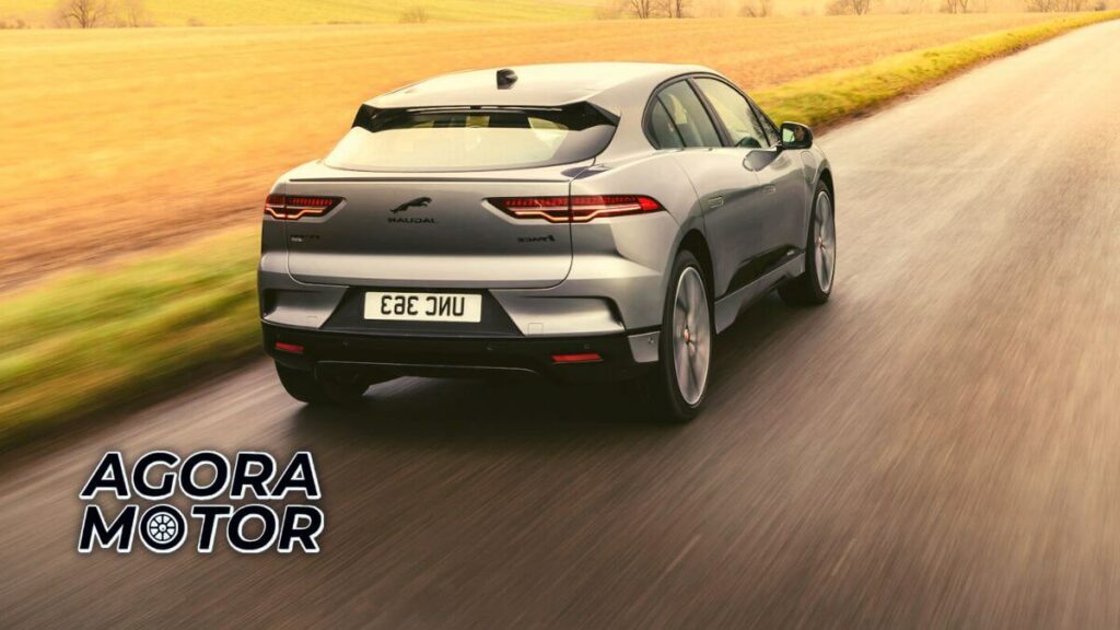 Foto da traseira de um Jaguar I-Pace 2023 andando em uma estrada