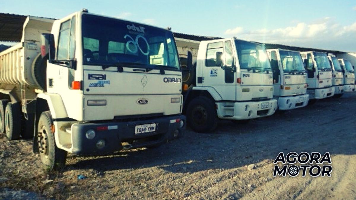 Foto de caminhões em um leilão