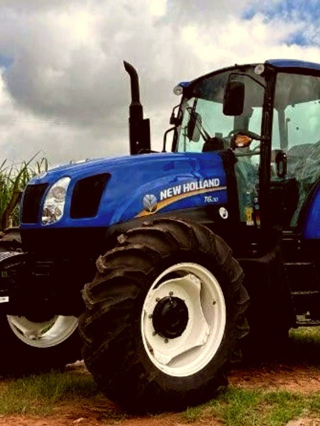 Foto frontal de um trator da New Holland