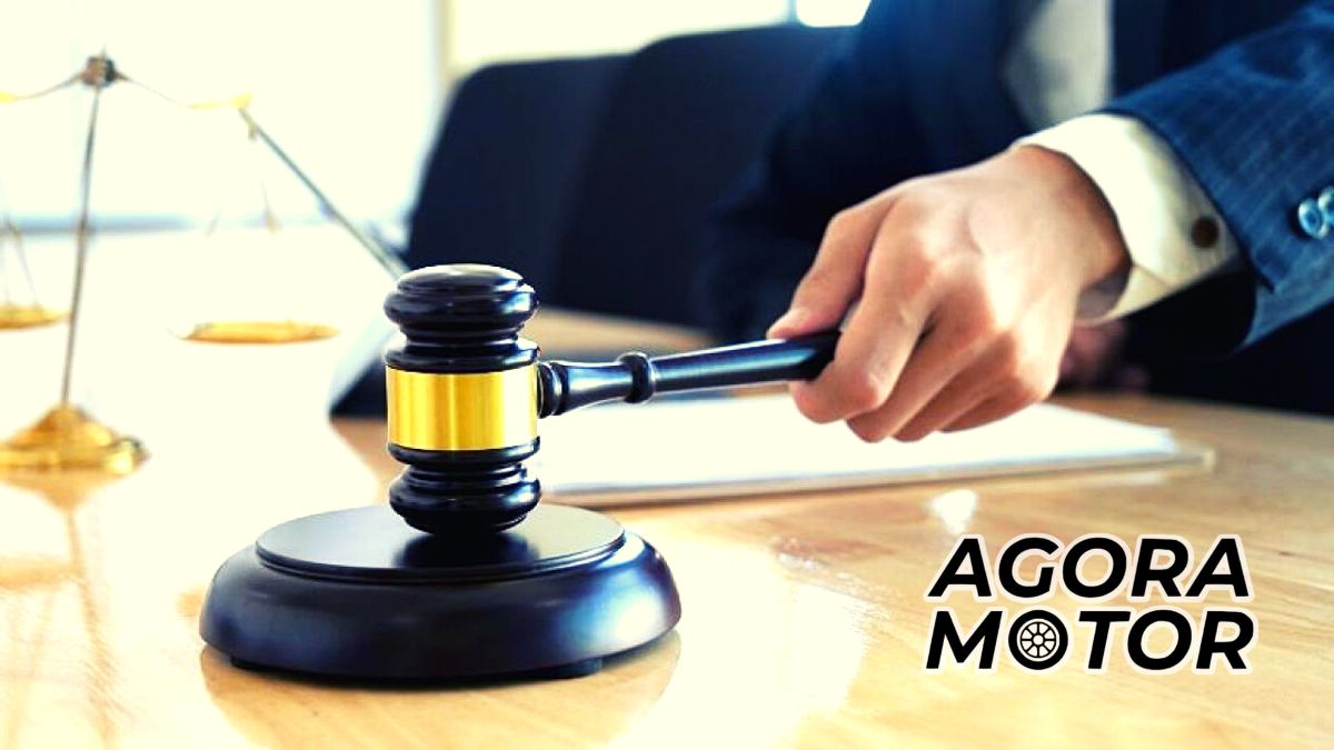 Foto de uma pessoa batendo um martelo de Leilão