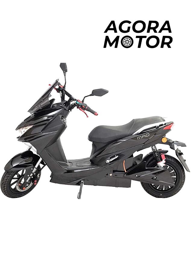 Foto lateral de uma Mad Urban Preta