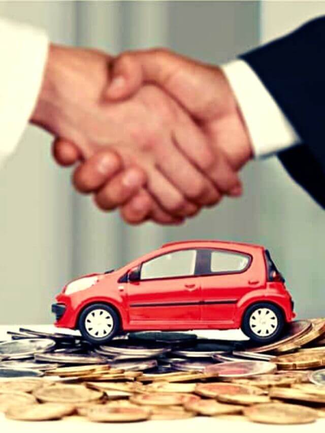 Foto de um carro de brinquedo em cima de uma pilha de moedas