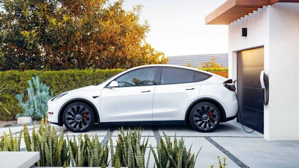 Foto de um Tesla Model Y 2023 branco