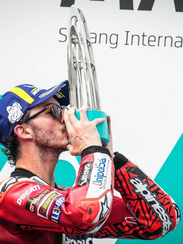 Foto de Bagnaia segurando a taça no GP da Malasiia