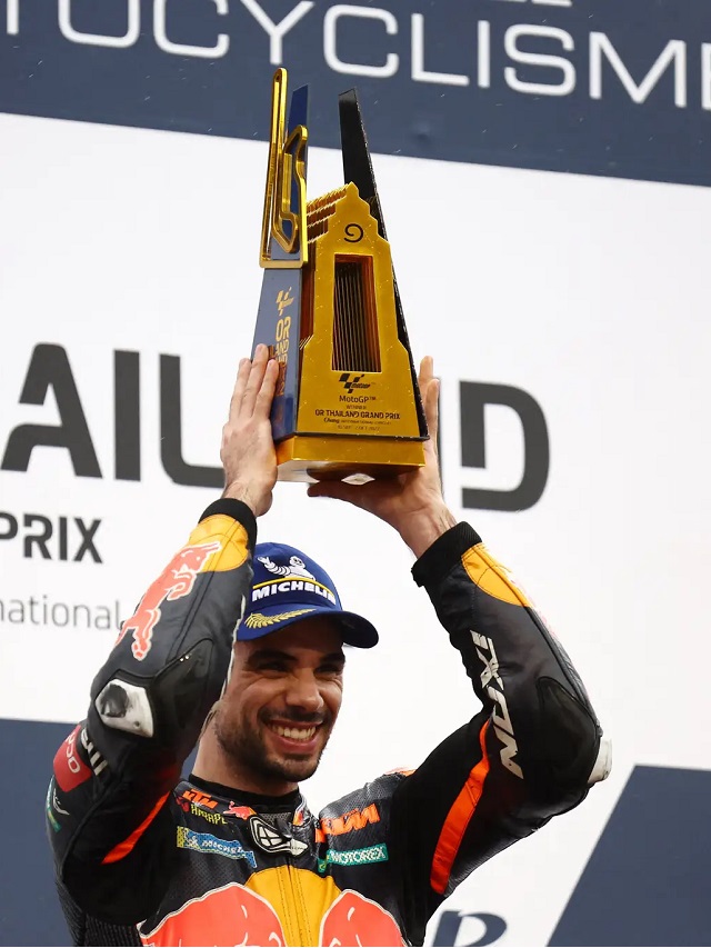 Foto de Oliveira comemorando a conquista