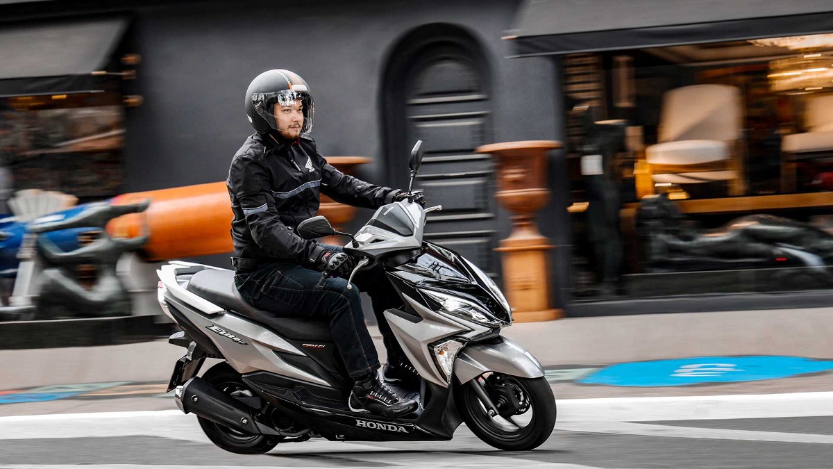 foto de uma Scooter da Honda, a Elite na cor prata metálico