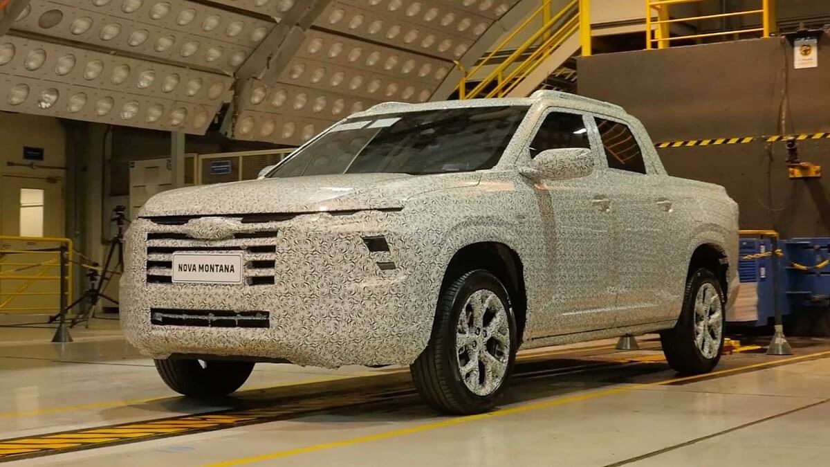 Foto frontal lateral de uma Montana 2023 camuflada