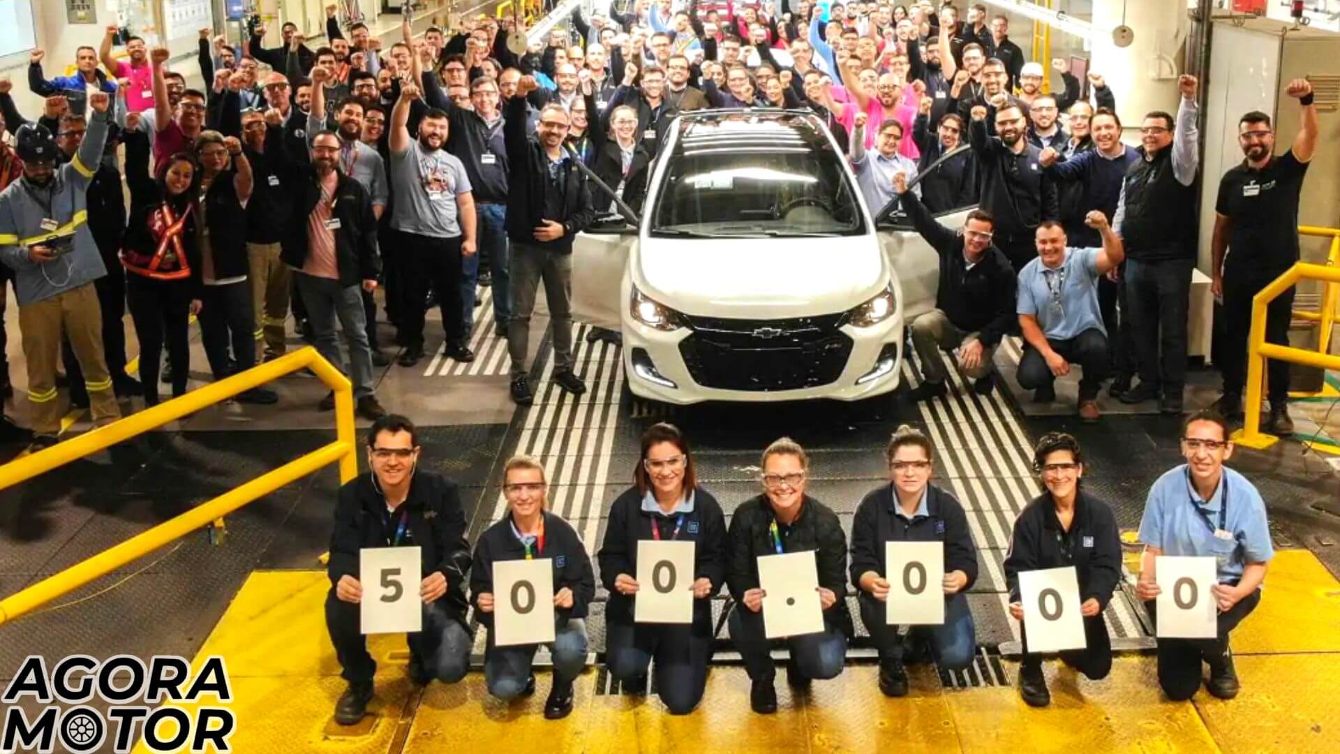 Foto da equipe da Chevrolet e um Onix no centro Gravataí RS Brasil