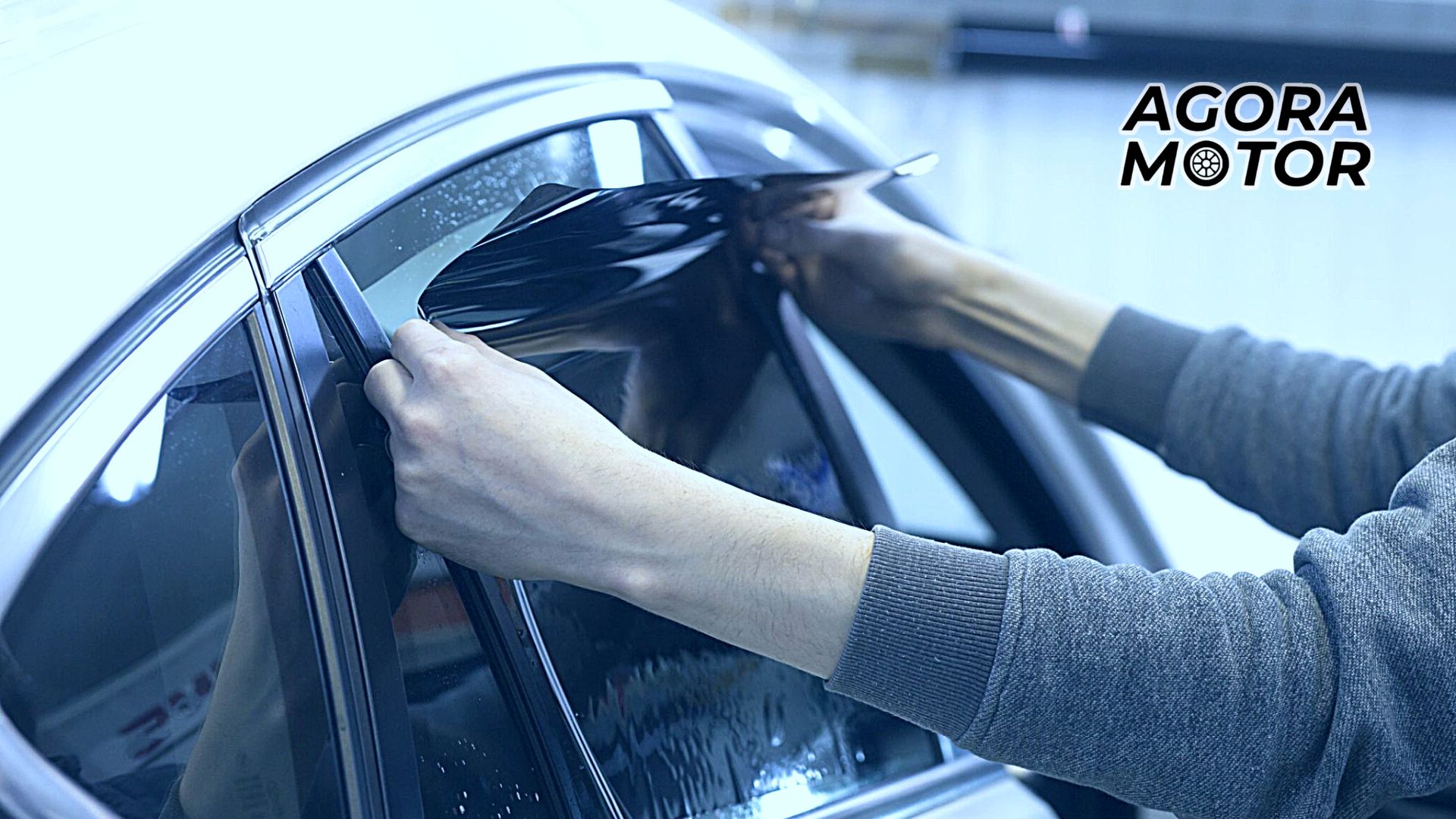 Foto de uma pessoa colando uma película