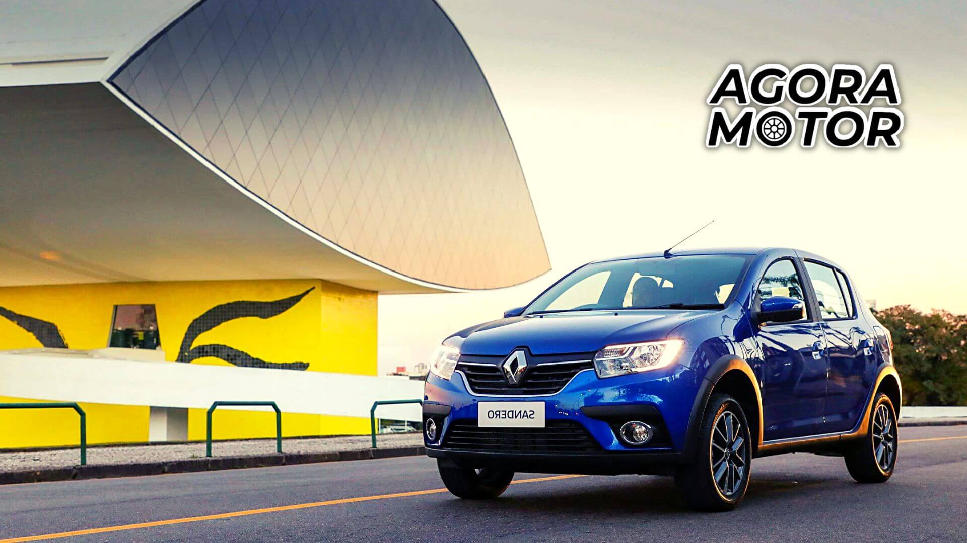 Foto frontal de um Renault Sandero