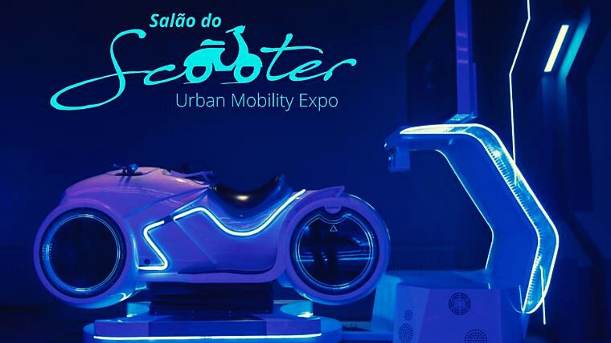 Foto de uma scooter exposta no salão