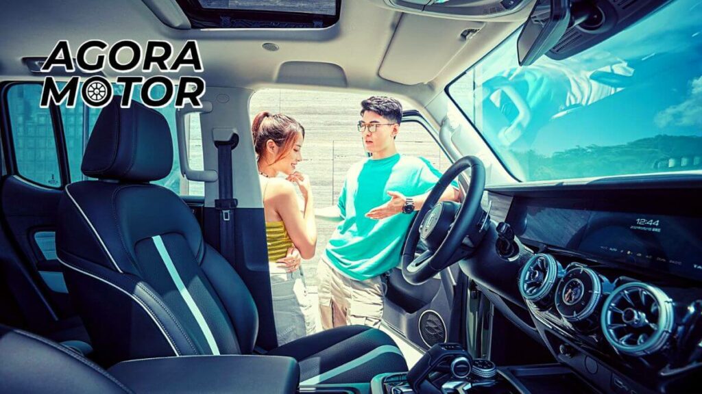 Foto do interior do carro, contra a porta duas pessoas conversando