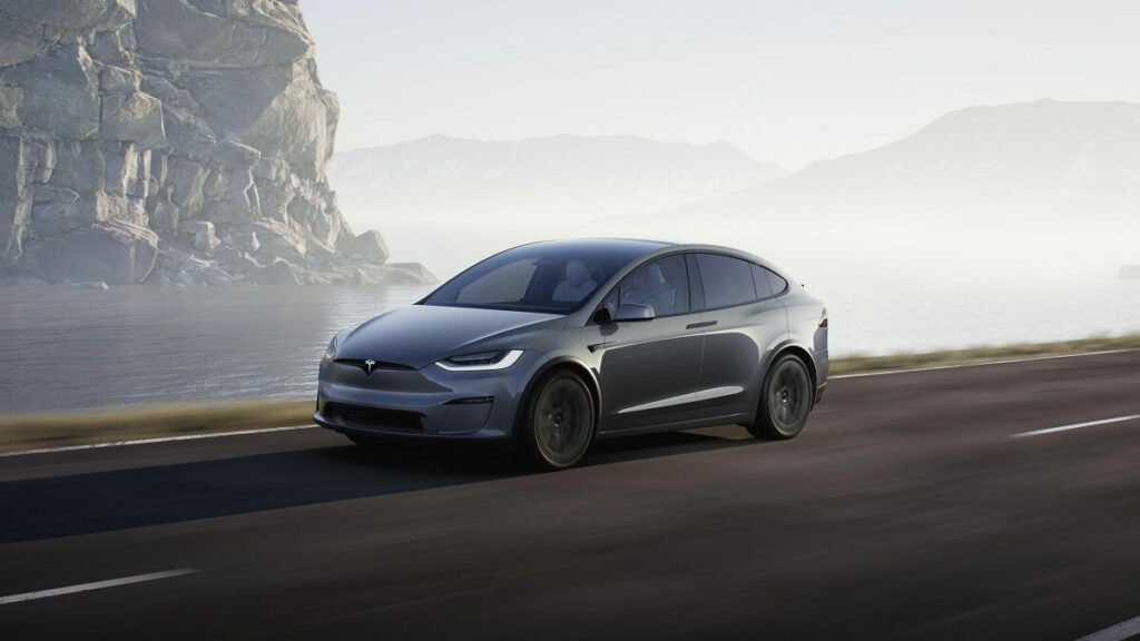 Foto de um Tesla Model X 2023 andando em uma estrada