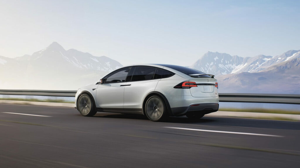 Foto de um Tesla Model X 2023 branco andando em uma estrada