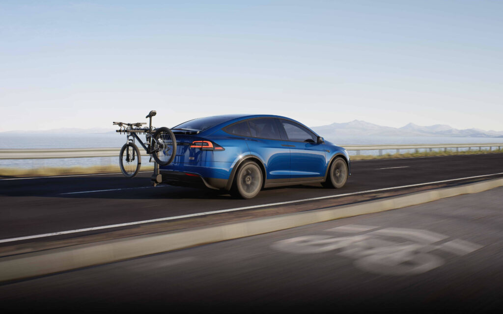 Foto de um Tesla Model X com acessórios para carga na traseira