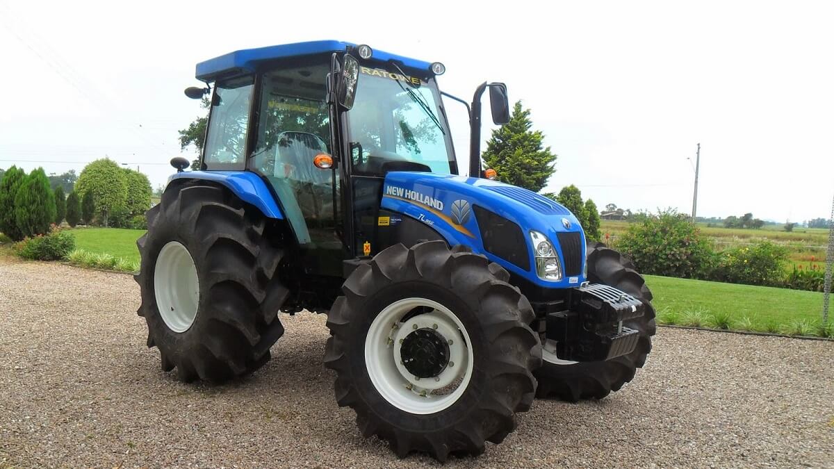 Foto de um TL 95 da New Holland, muito comum nos sites de leilão