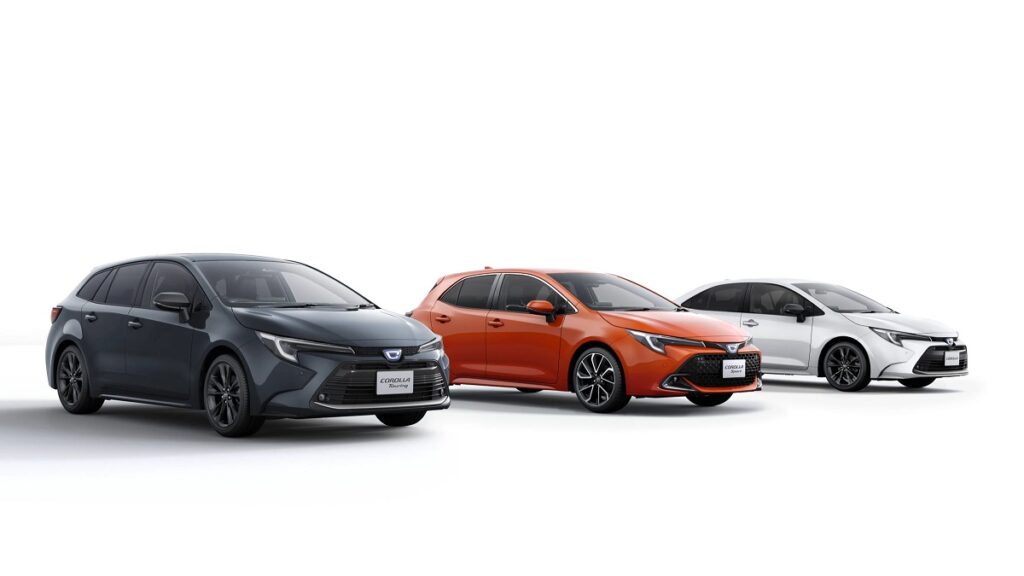 Foto de três Corollas, o Corolla sport, Corolla sedan e Corolla Perua