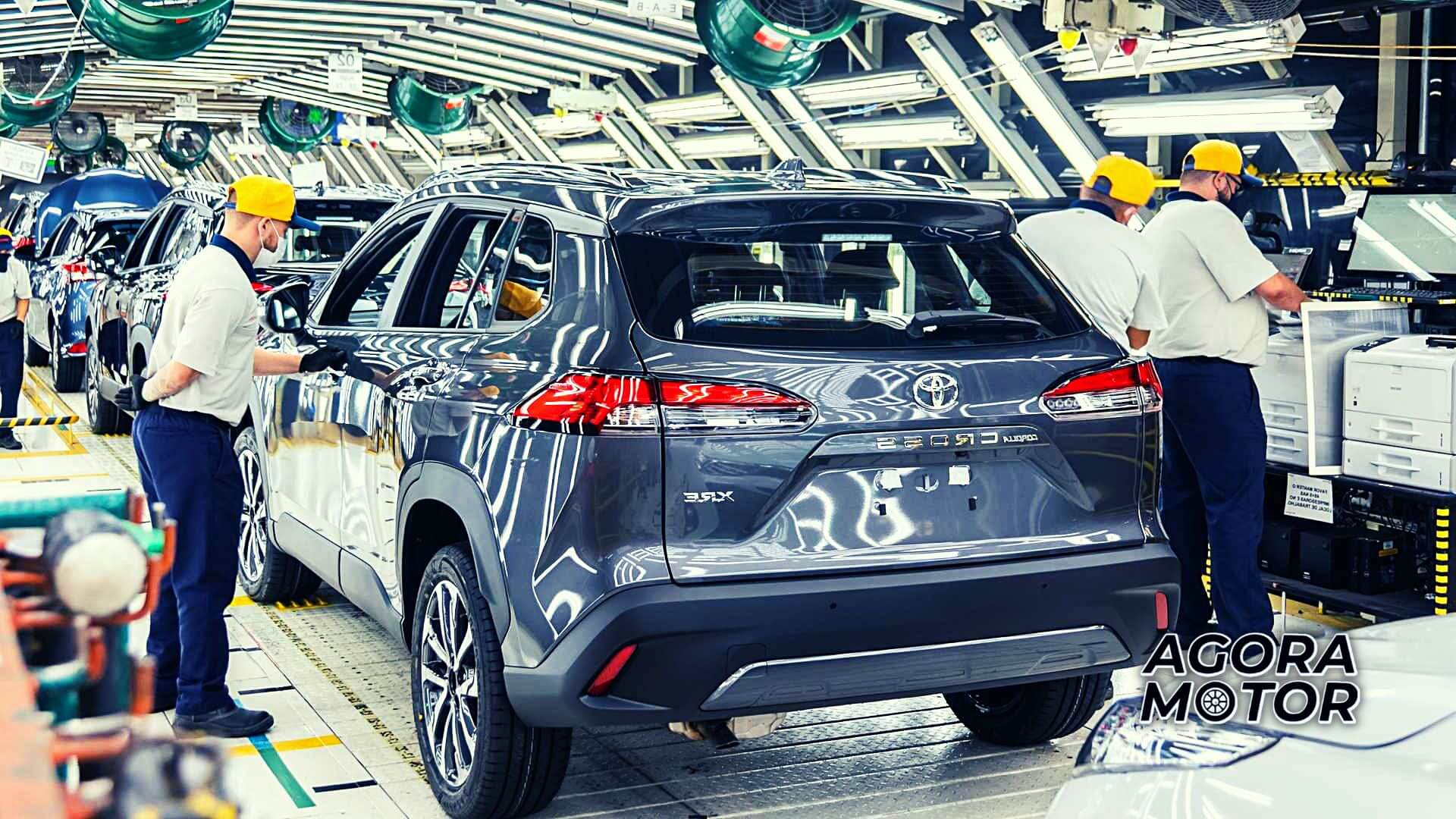 Foto traseira de um Toyota Corolla Cross