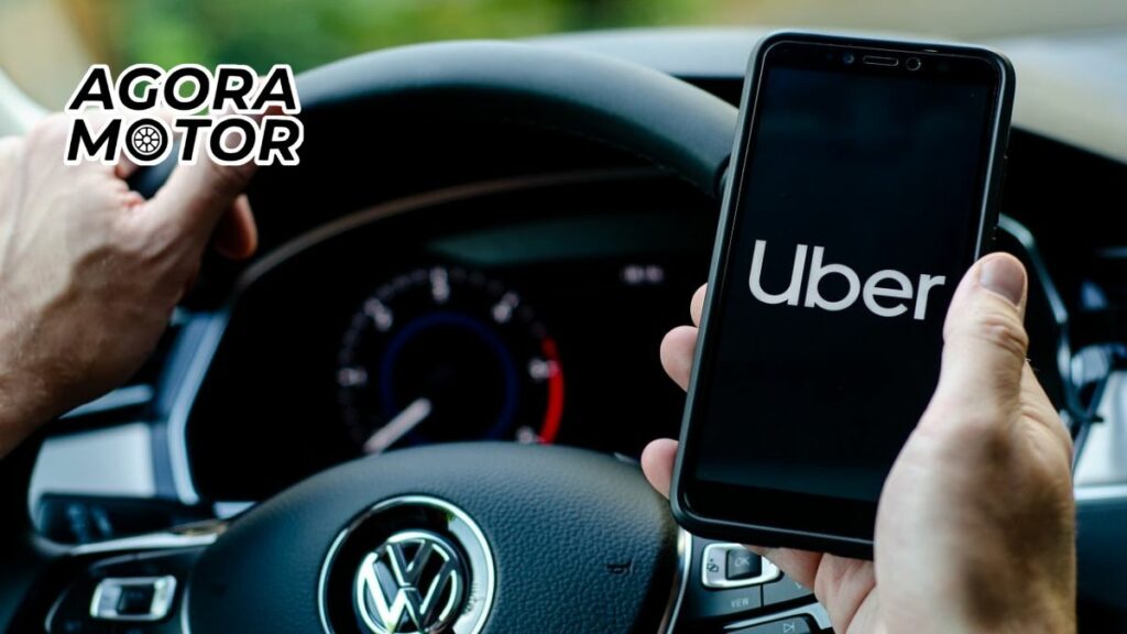 Foto de uma pessoa olhando o celular com a logo Uber no celular