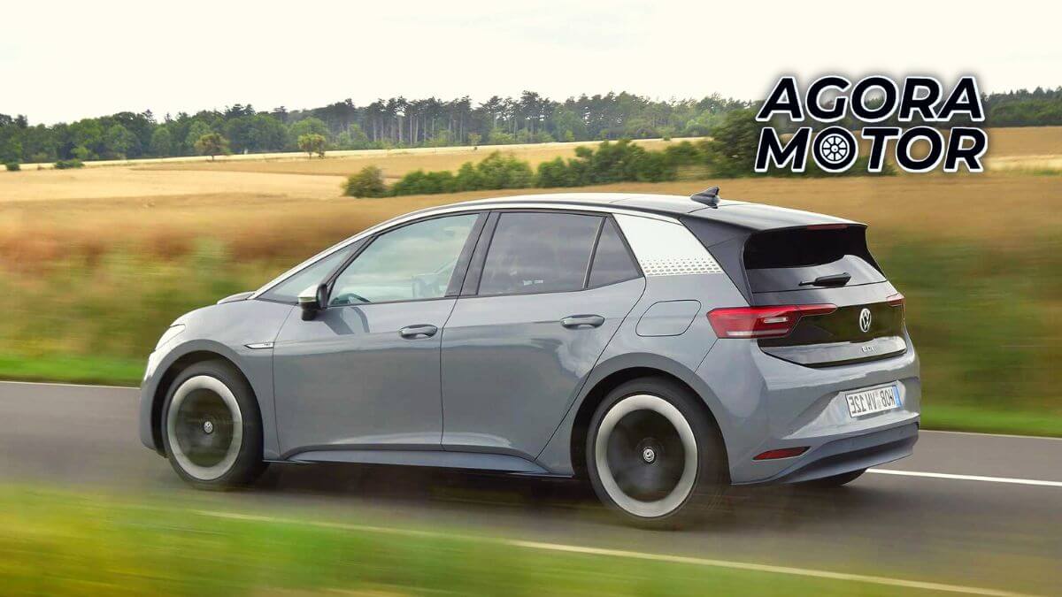 Foto de um Volkswagen ID.3 2023 andando em uma estrada