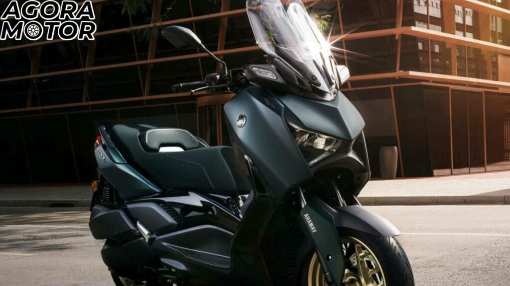 Foto frontal de uma Yamaha XMax 300 2023