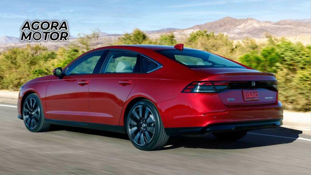 Foto traseira de um Honda Accord 2023 vermelho
