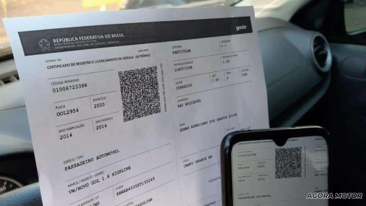 Documento de transferência de veículo na forma física e digital.