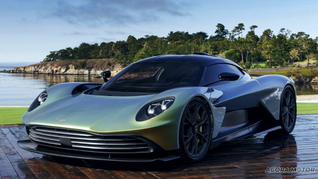 Aston Martin Valhalla parado.