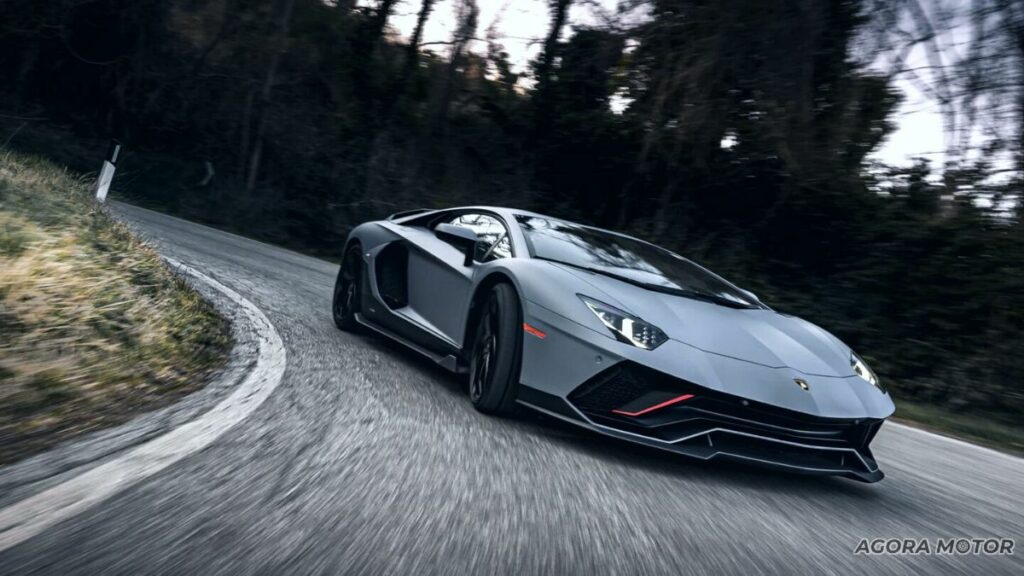 Aventador 2023 na curva.