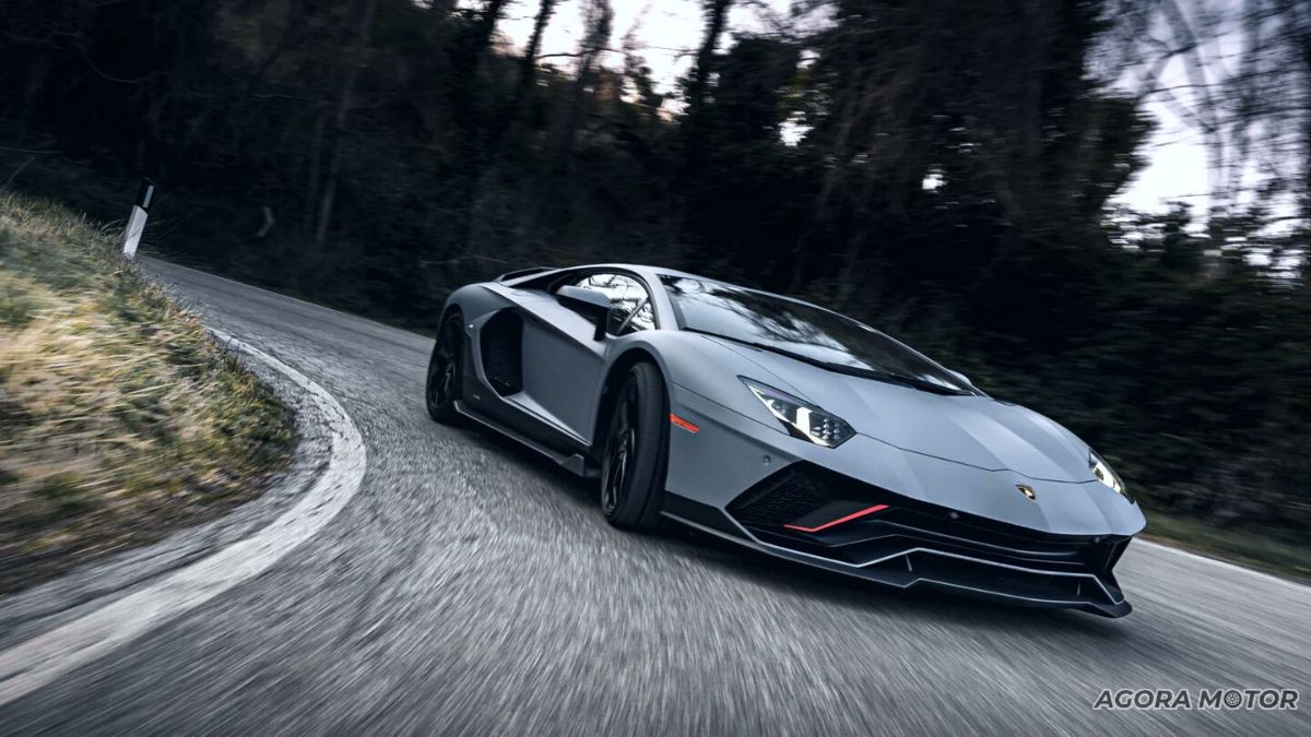 Aventador 2023 na curva.