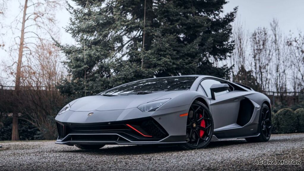 Parte dianteira do Aventador 2023.