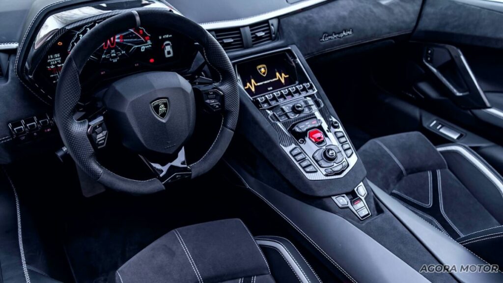 Parte interna da Lambo Aventador 2023.