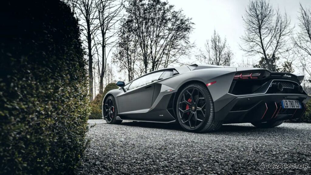 Traseira da Lambo Aventador.