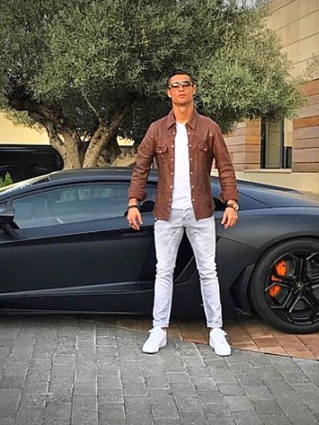 CR& ao lado de uma Aventador,