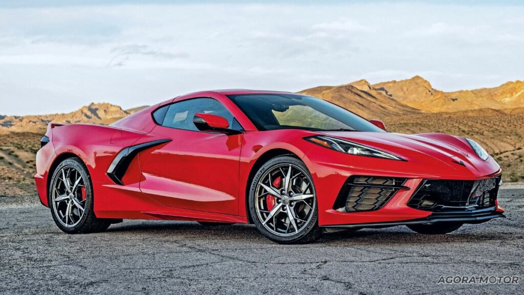 Dianteira de um Corvette 2023 vermelho.